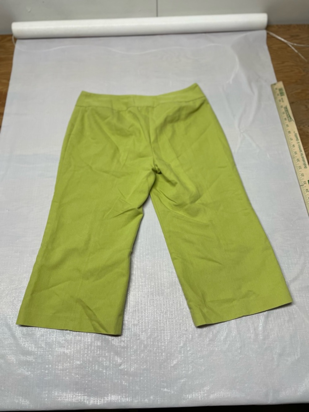 Bandolino Lime Green Capris - Picture 2 of 6